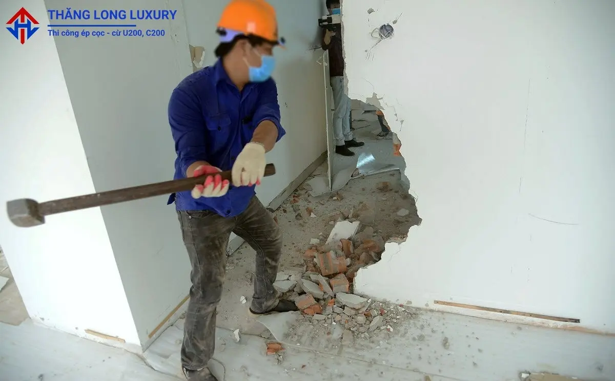 Phá dỡ tường nhà - Thăng Long Luxury