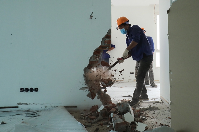 Tháo dỡ nhà dân thủ công